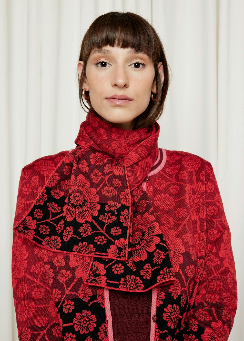 Oleana Heritage collection – Soft scarf with floral motif in red merino wool. Matching knitted cardigan. Made in Norway.