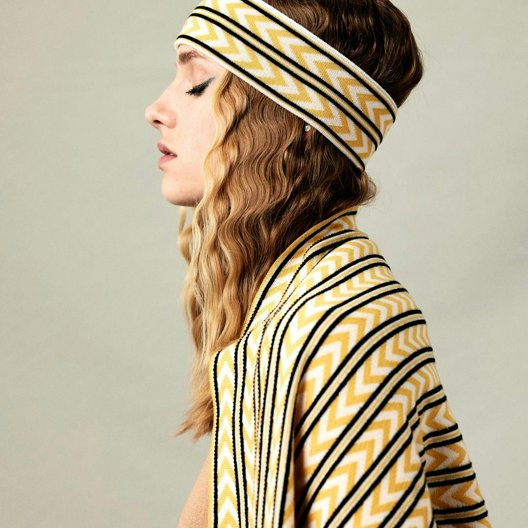 Oleana SS23 - Dada headband and scarf, in yellow, white and black. Profile portrait.
